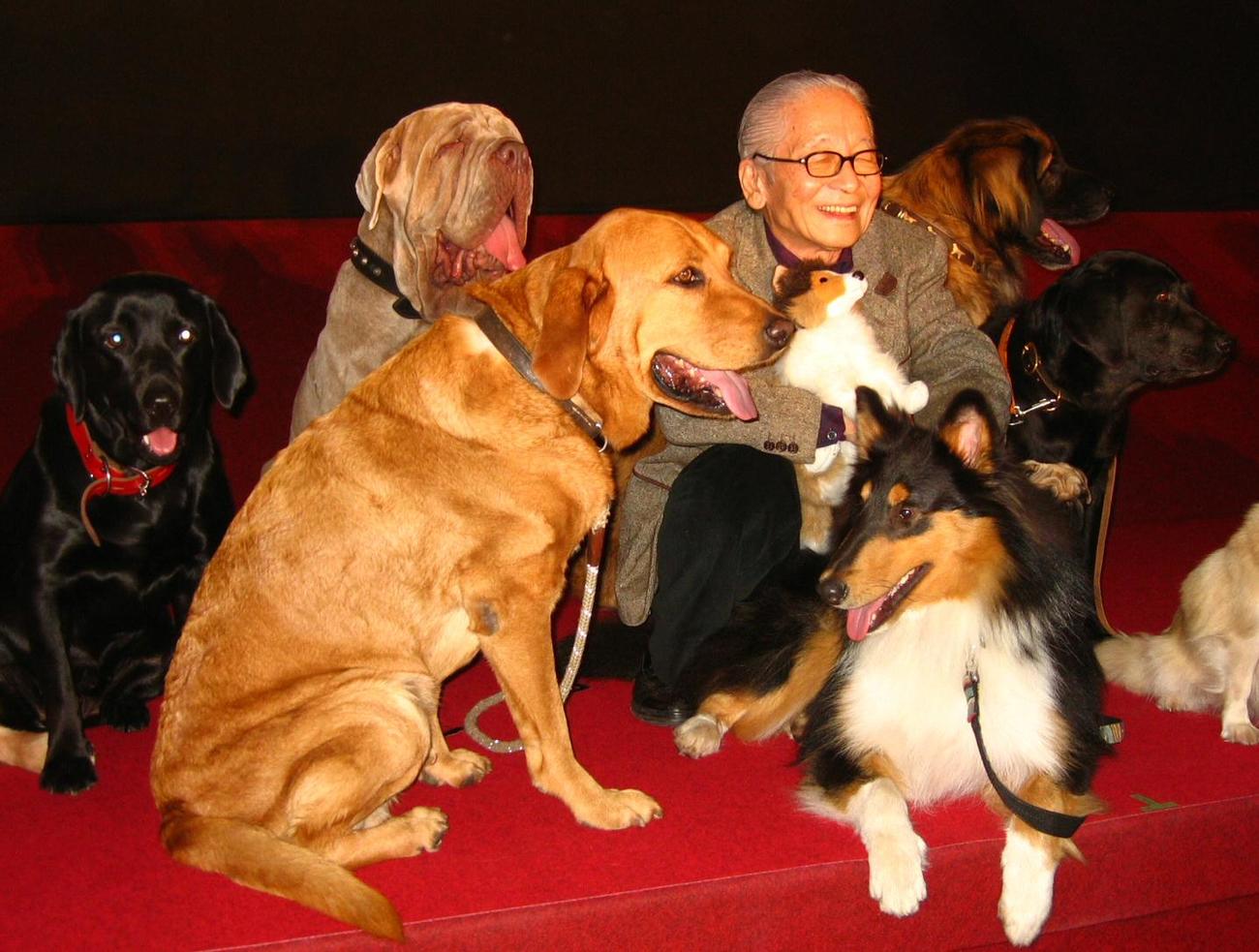 06年11月、ムツゴロウ動物王国の犬と映画「名犬ラッシー」の試写会に出席した畑正憲さん