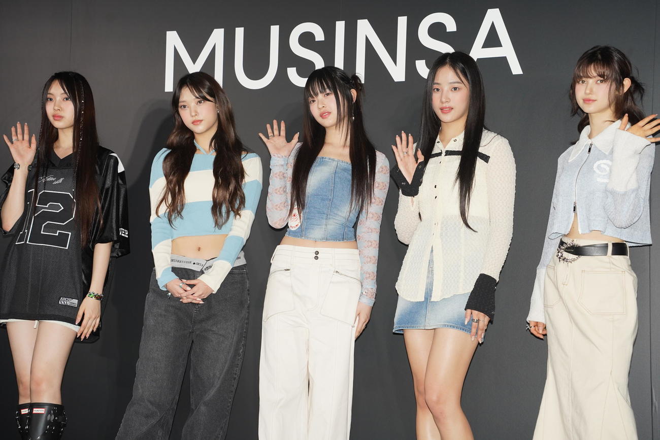 韓国のファッションストア「MUSINSA」のポップアップストアオープニングセレモニーに出席したNewJeans。左からHYEIN、HAERIN、HANNI、MINJI、DANIELLE（撮影・佐藤勝亮）