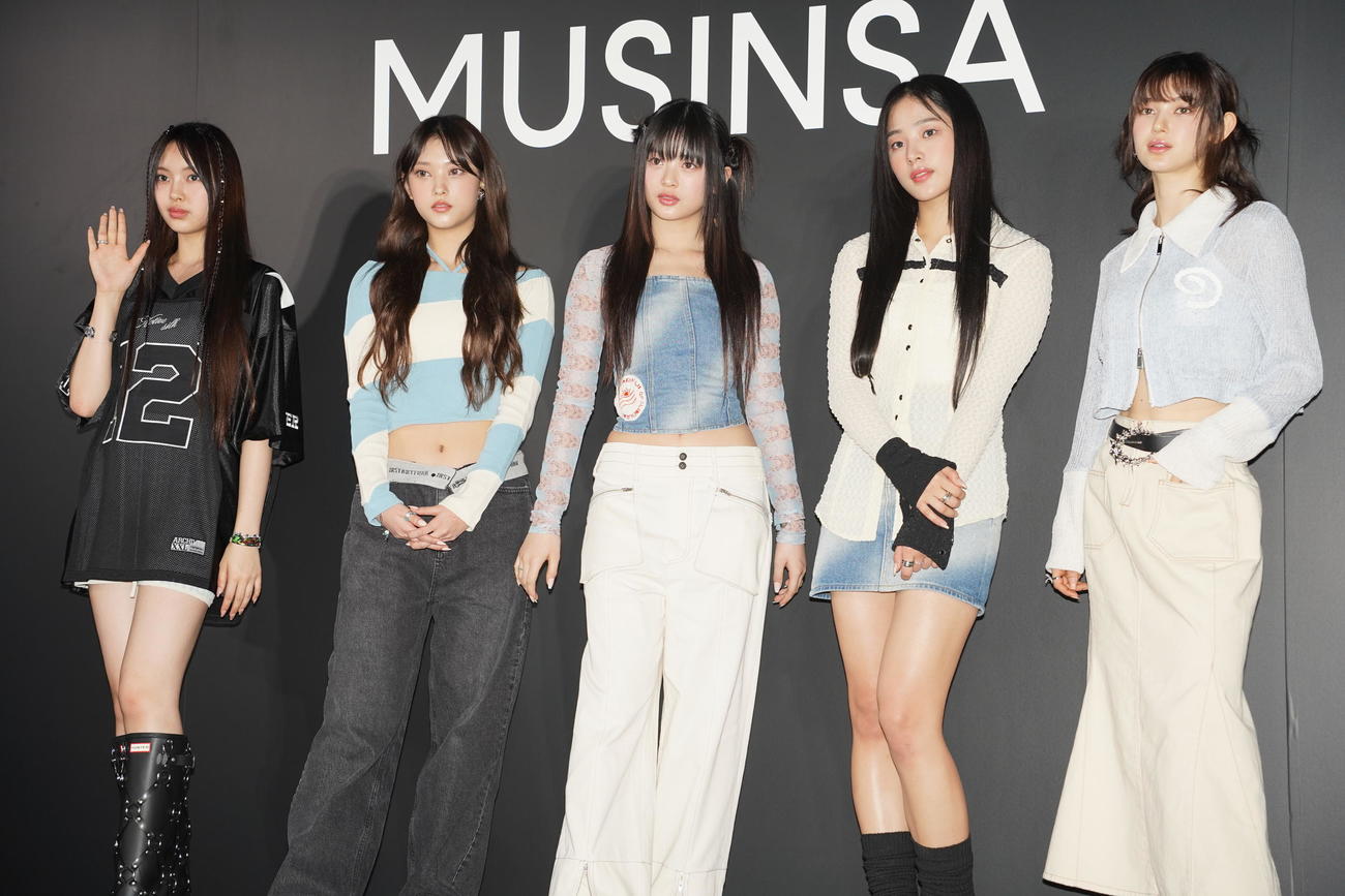 韓国のファッションストア「MUSINSA」のポップアップストアオープニングセレモニーに出席したNewJeans。左からHYEIN、HAERIN、HANNI、MINJI、DANIELLE（撮影・佐藤勝亮）