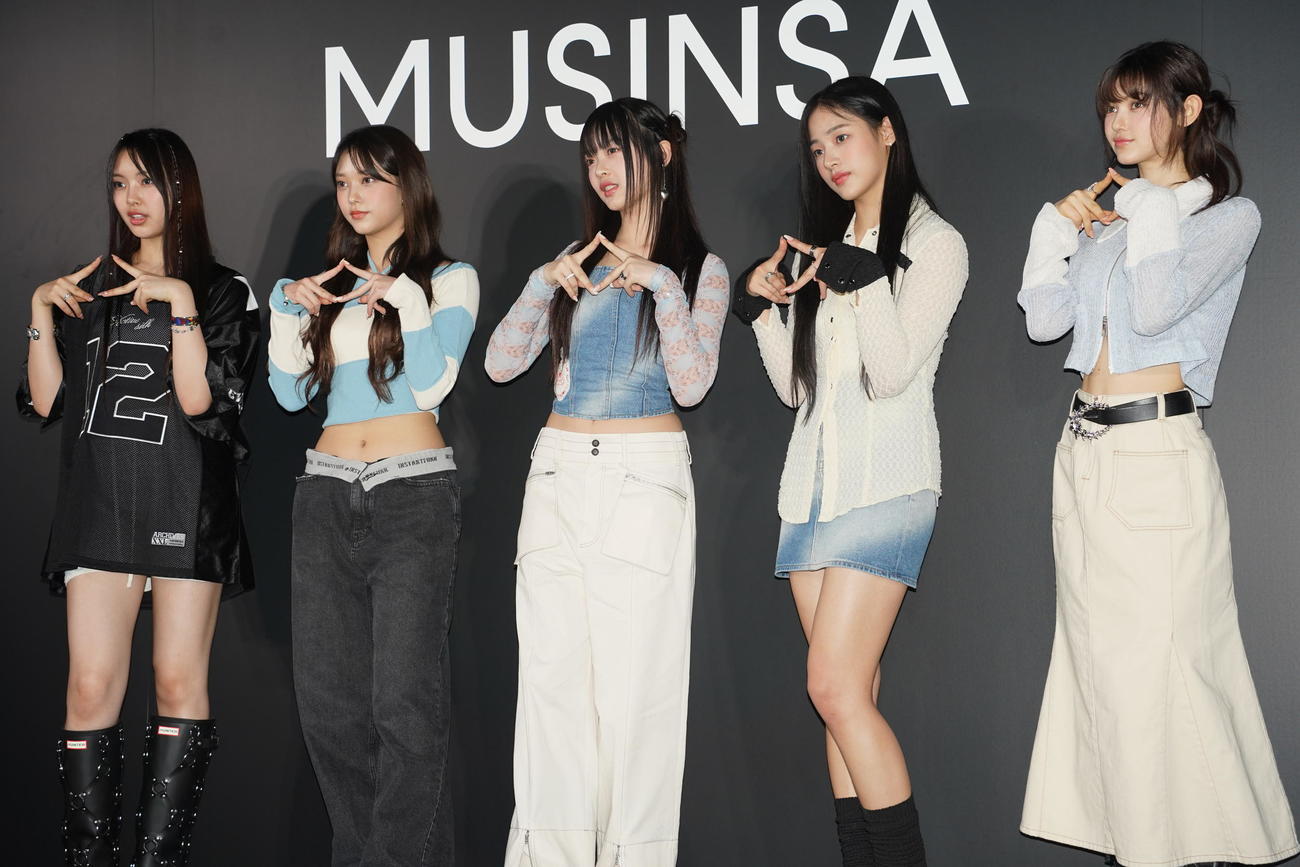 韓国のファッションストア「MUSINSA」のポップアップストアオープニングセレモニーに出席したNewJeans。左からHYEIN、HAERIN、HANNI、MINJI、DANIELLE（撮影・佐藤勝亮）