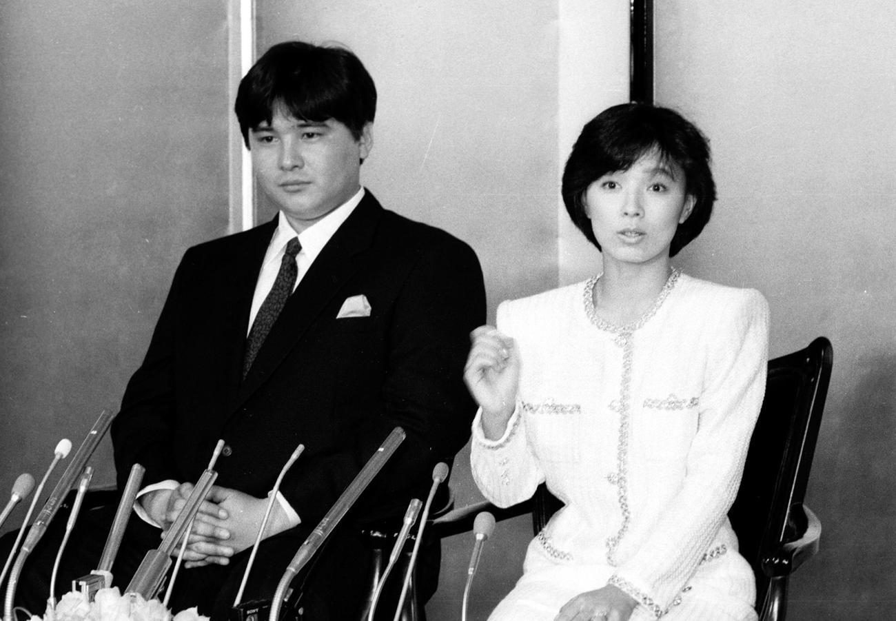 榊原郁恵と婚約発表をおこなう渡辺徹さん（1987年3月）