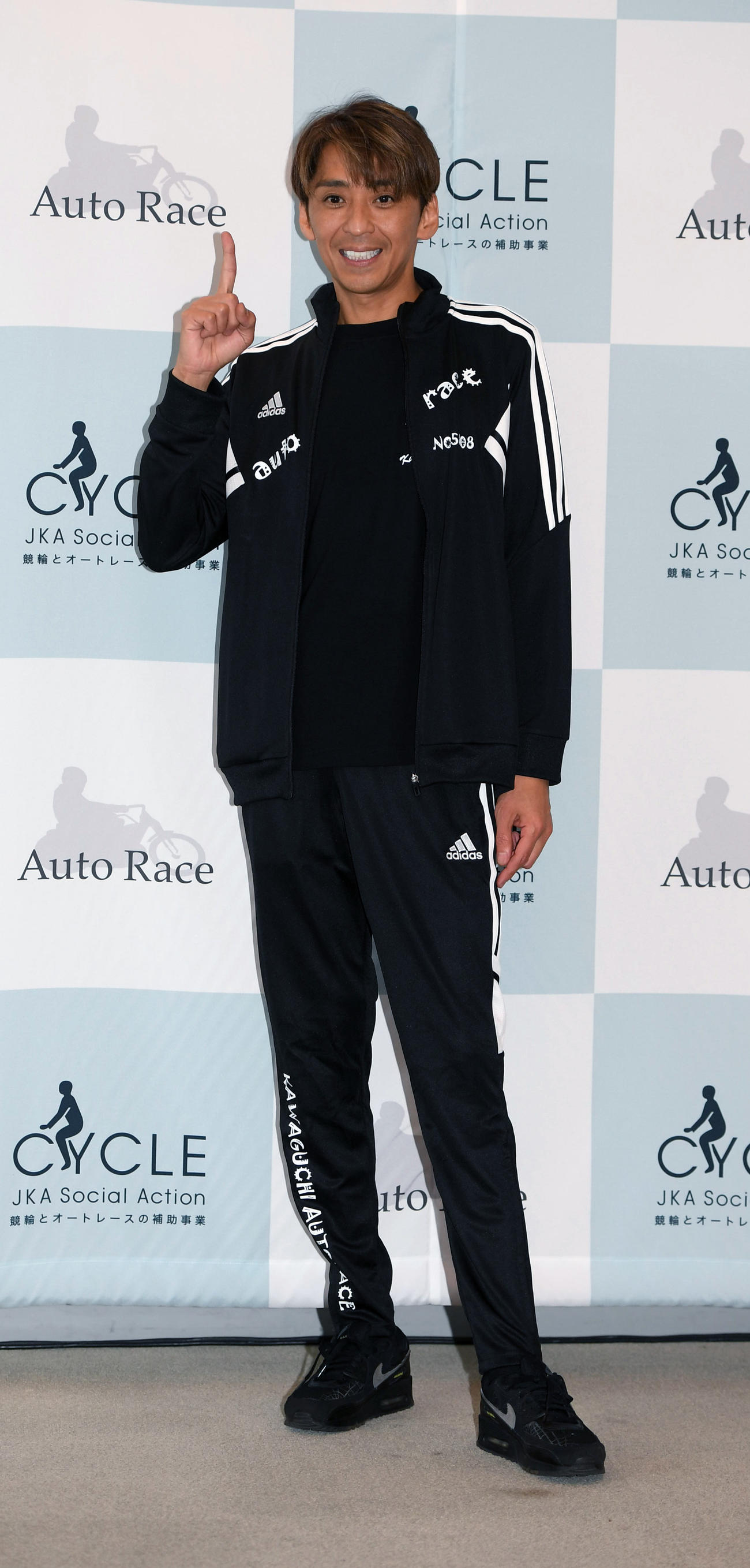 復帰戦を勝利で飾り1番ポーズをする森且行（撮影・柴田隆二）