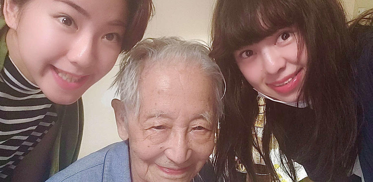 20年6月、祖父の畑正憲さん（中央）を姉（右）と囲み笑顔を見せる津山舞花（本人提供）