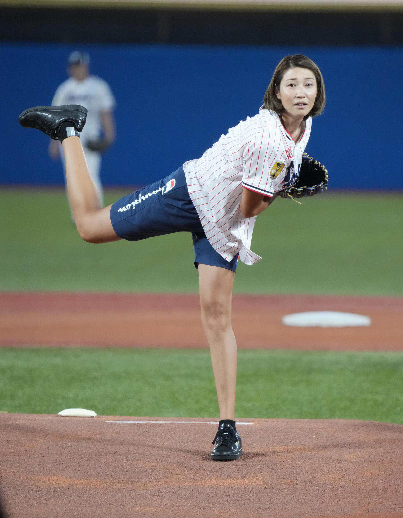 始球式に臨む狩野舞子さん（22年9月撮影）