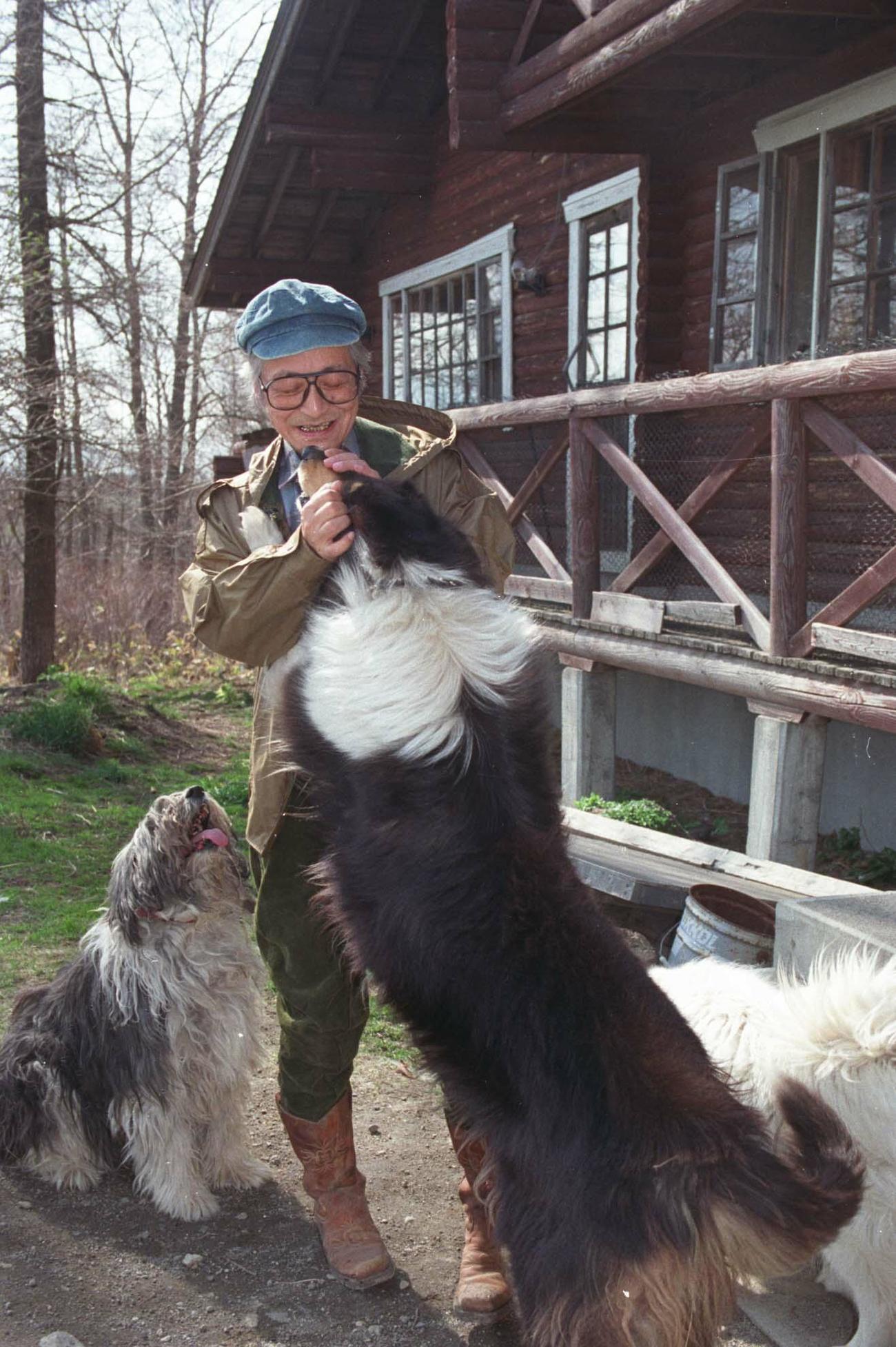 北海道中標津町の「ムツゴロウ王国」で犬とたわむれる畑正憲さん（90年4月撮影）　