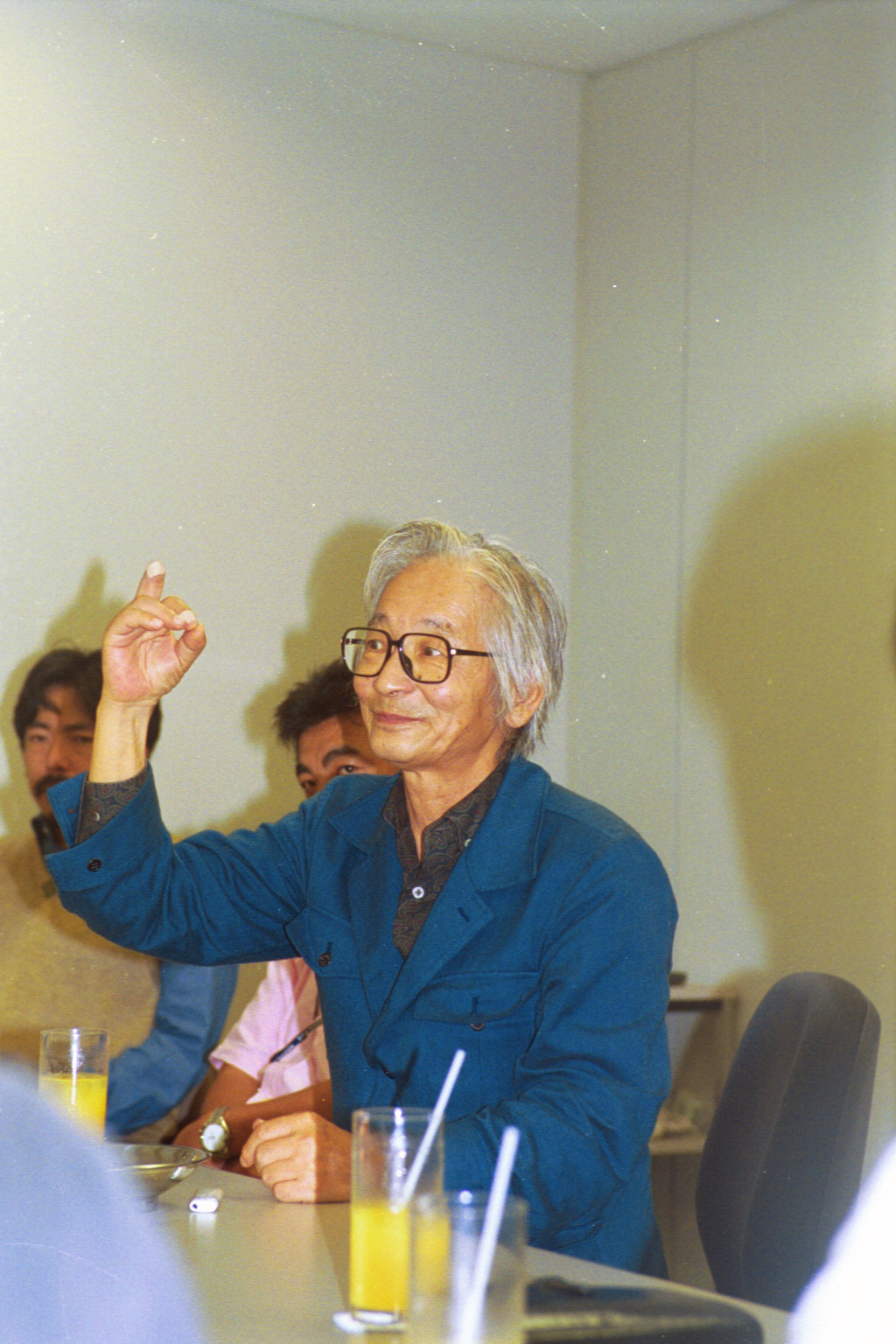 ライオンに食いちぎられた中指をみせる畑正憲さん（00年9月撮影）