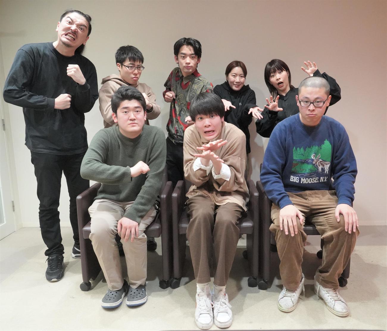 ワタナベお笑いNo・1決定戦決勝に出場する、前列左かららお笑いトリオえびしゃの佐伯瞭、大根勇樹、中村俊輔。後列左からお笑いトリオ、ゼンモンキーヤザキ、荻野将太朗、むらまつ、お笑いコンビAマッソ村上、加納（撮影・佐藤成）