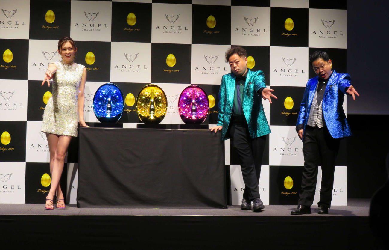新商品「ANGEL CHAMPAGNE Vintage2008 Egg」の発表会。左から、ゆうちゃみ、ダイアン・ユースケ、津田篤宏