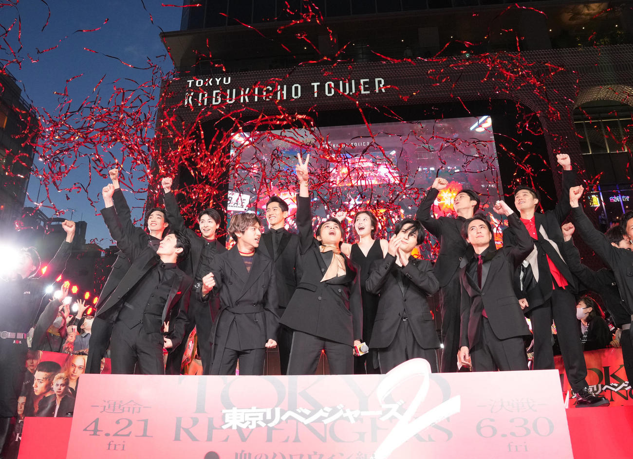 映画「東京リベンジャーズ2　血のハロウィン編－運命－」のレッドカーペットイベントで記念撮影する、前列左から杉野遙亮、山田裕貴、北村匠海、吉沢亮、間宮祥太朗、後列左から清水尋也、高杉真宙、永山絢斗、今田美桜、眞栄田郷敦、磯村勇斗（撮影・狩俣裕三）