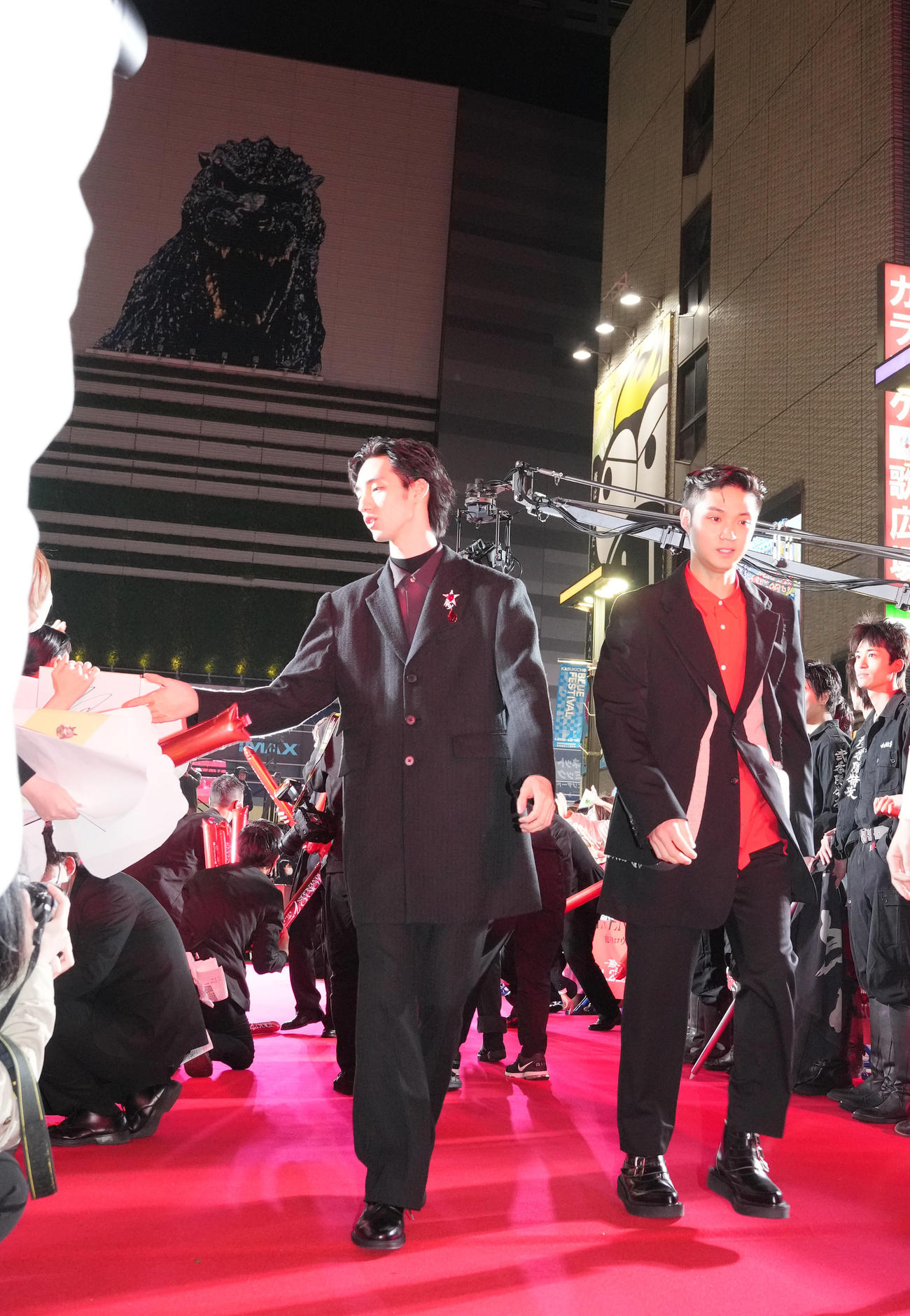 映画「東京リベンジャーズ2　血のハロウィン編－運命－」のレッドカーペットイベントで登壇する清水尋也（左）と磯村勇斗（撮影・狩俣裕三）