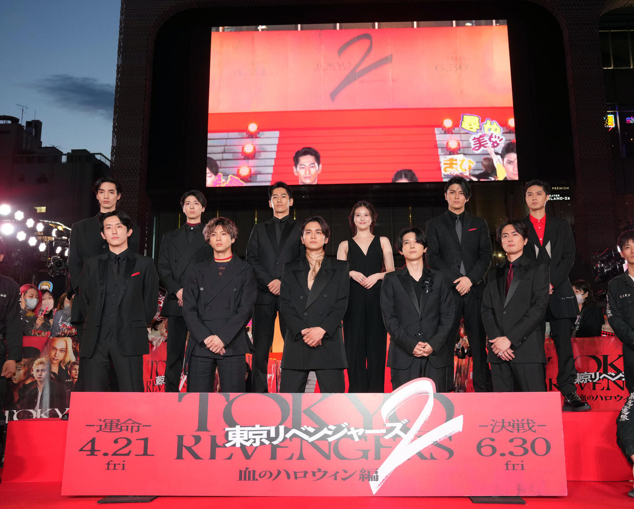 映画「東京リベンジャーズ2　血のハロウィン編－運命－」のレッドカーペットイベントで記念撮影する、前列左から杉野遙亮、山田裕貴、北村匠海、吉沢亮、間宮祥太朗、後列左から清水尋也、高杉真宙、永山絢斗、今田美桜、眞栄田郷敦、磯村勇斗（撮影・狩俣裕三）