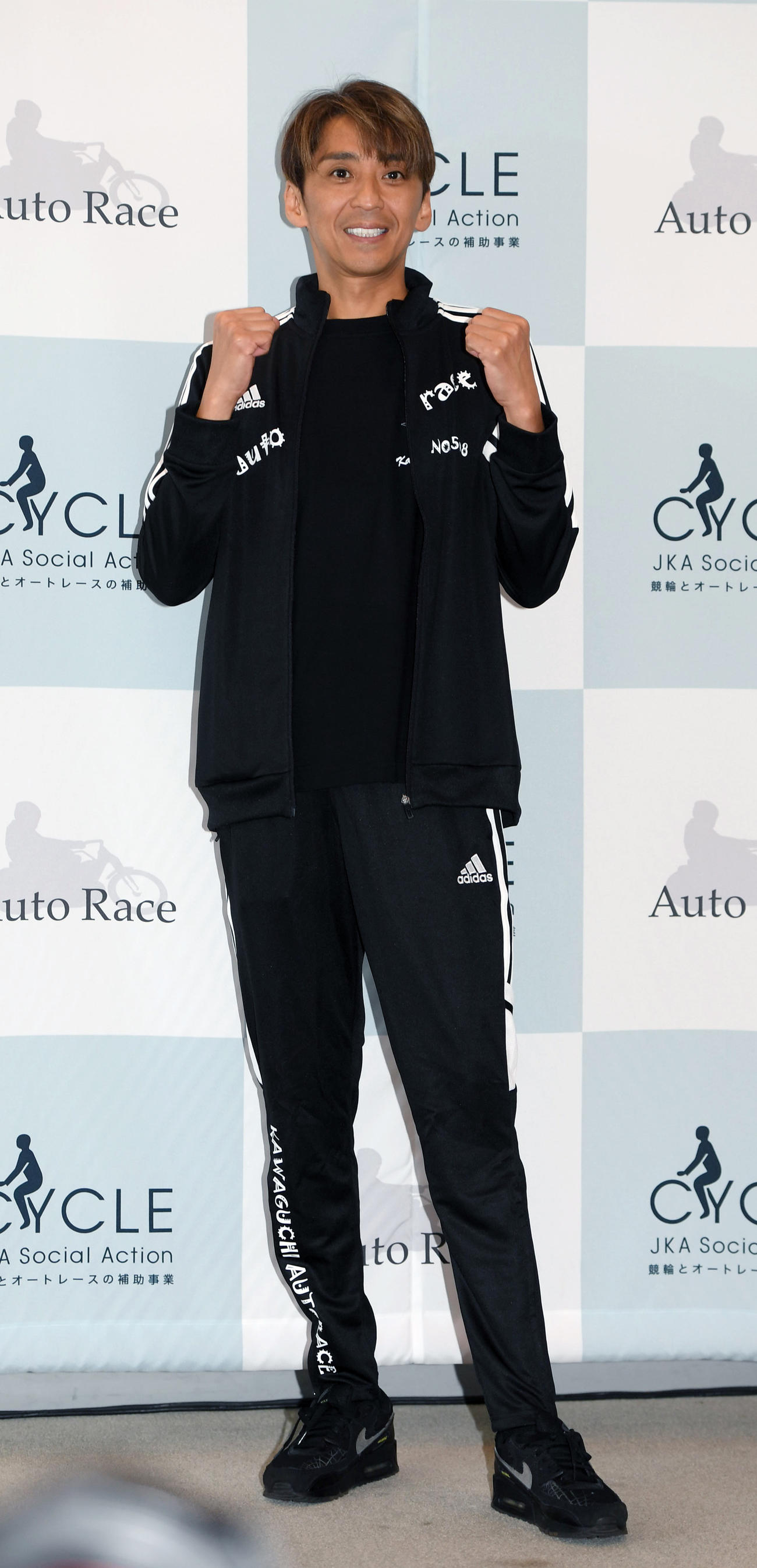 復帰戦を勝利で飾りガッツポーズする森且行（撮影・柴田隆二）