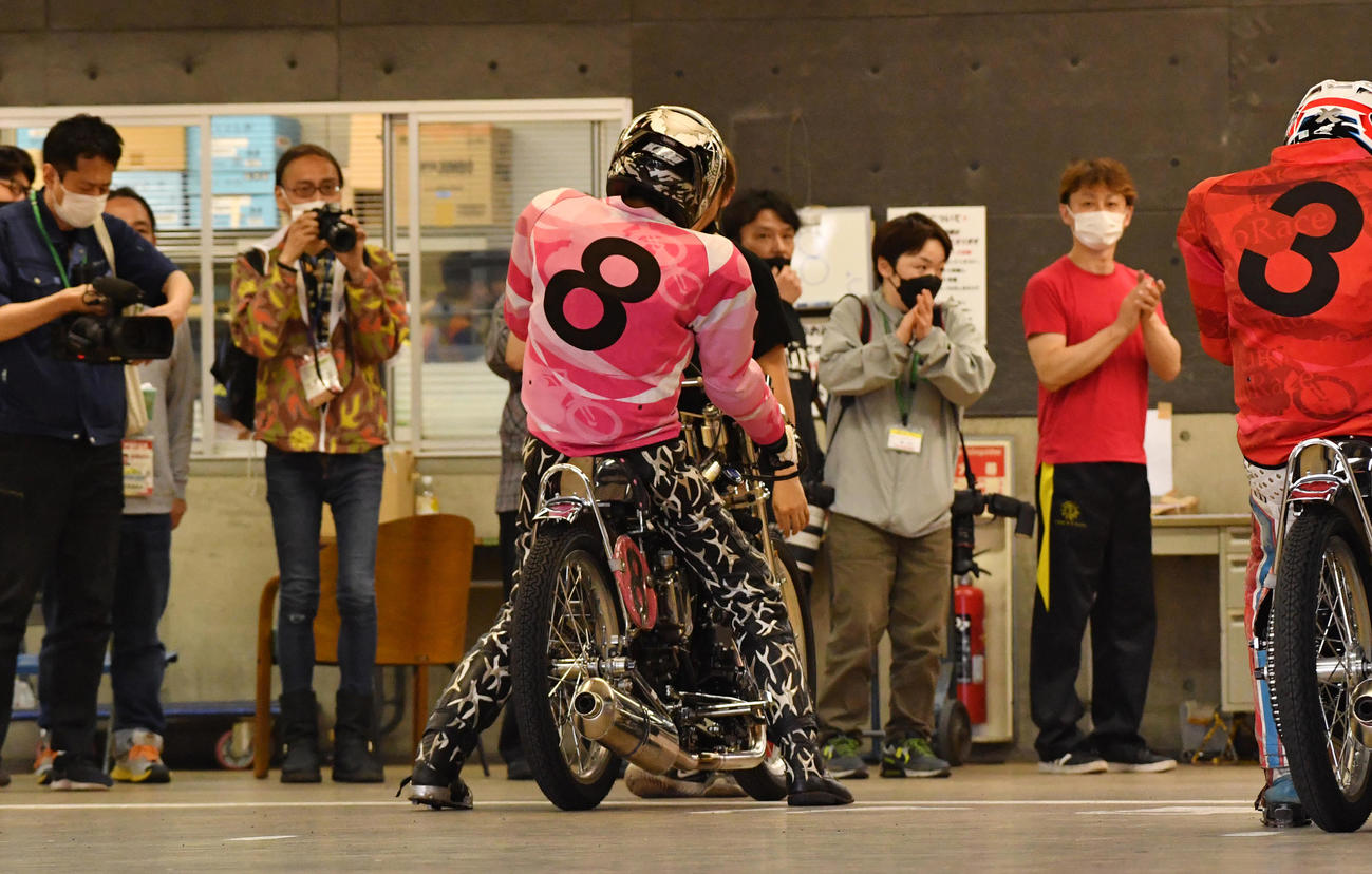 予選9R、復帰戦で勝利を飾った森且行（8）は拍手で迎えられた（撮影・柴田隆二）