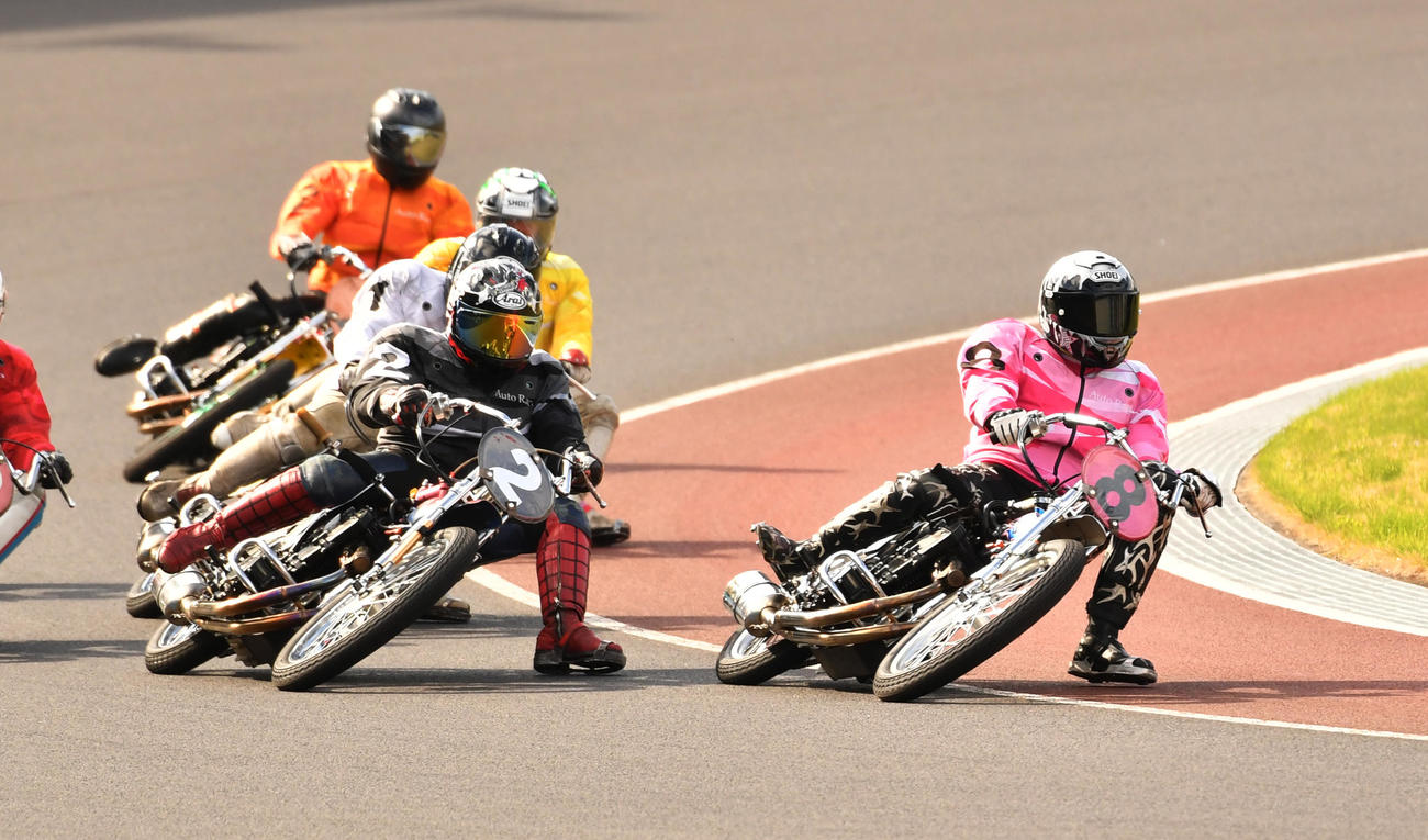 予選9R、復帰戦で勝利を飾った森且行（右）（撮影・柴田隆二）