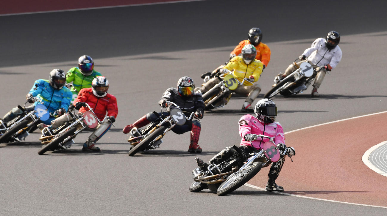 予選9R、復帰戦で勝利を飾った森且行（右）（撮影・柴田隆二）