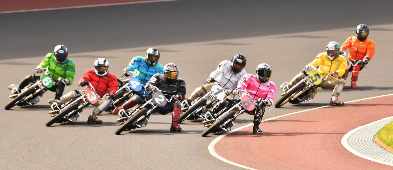 予選9R、復帰戦で2周目で先頭に立った森且行（8）（撮影・柴田隆二）