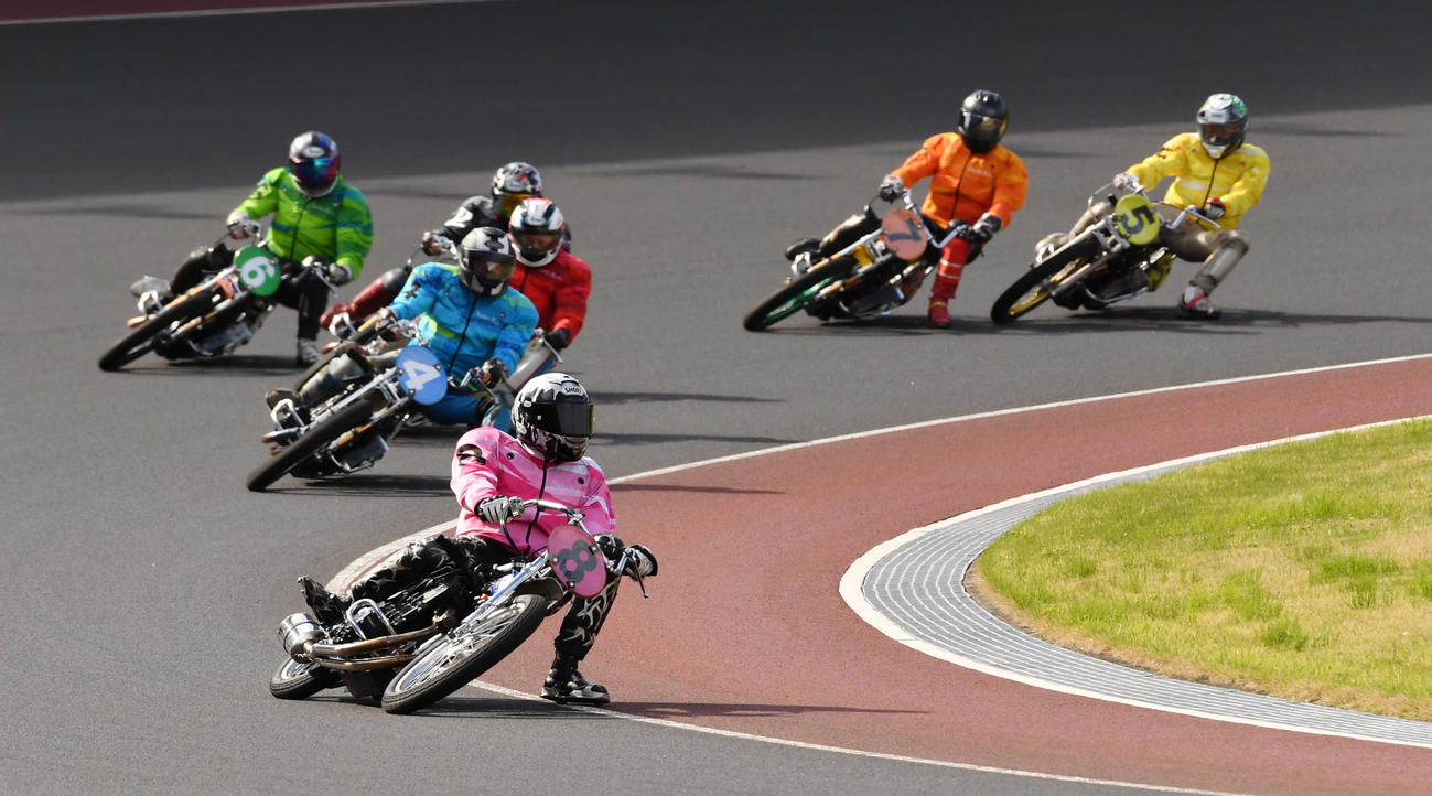 予選9R、復帰戦で勝利を飾った森且行（右）（撮影・柴田隆二）