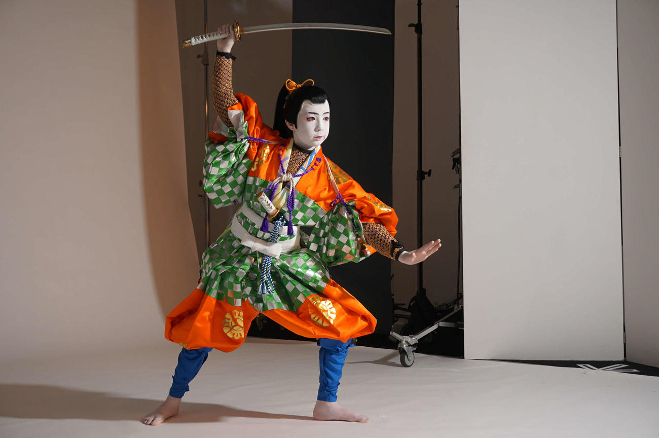 「音菊眞秀若武者」のポスター撮影に臨む眞秀君