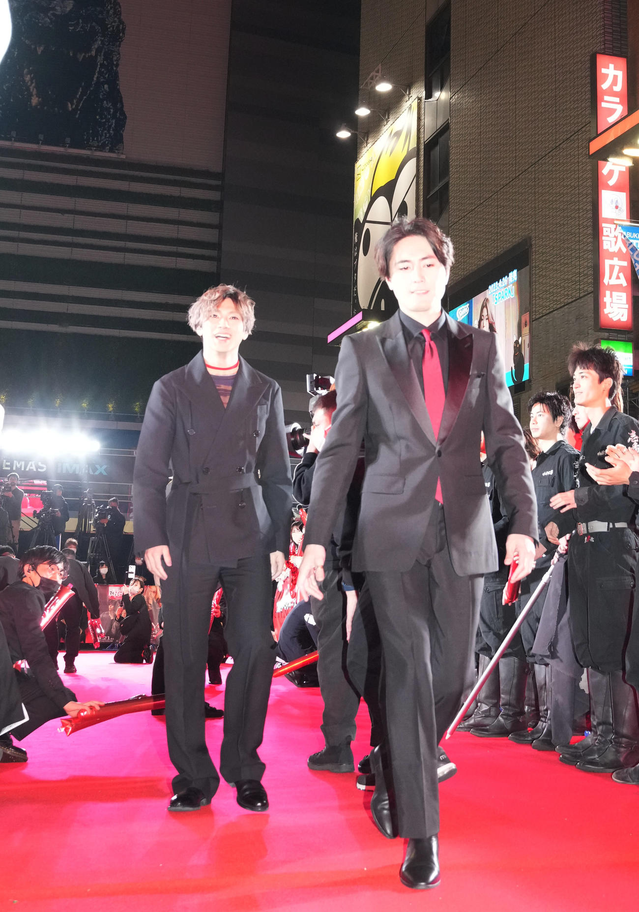 映画「東京リベンジャーズ2　血のハロウィン編－運命－」のレッドカーペットイベントで登壇する山田裕貴（左）と間宮祥太朗（撮影・狩俣裕三）