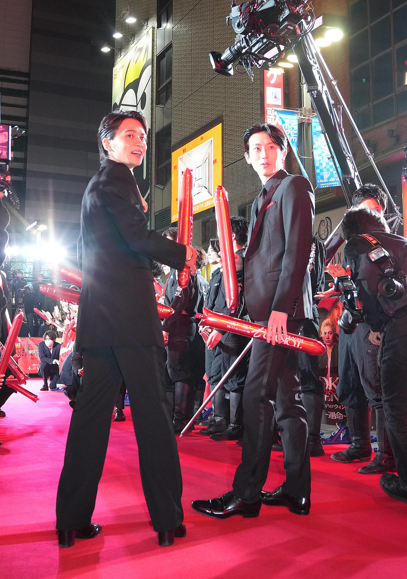映画「東京リベンジャーズ2　血のハロウィン編－運命－」のレッドカーペットイベントで登壇する北村匠海（左）と杉野遙亮（撮影・狩俣裕三）