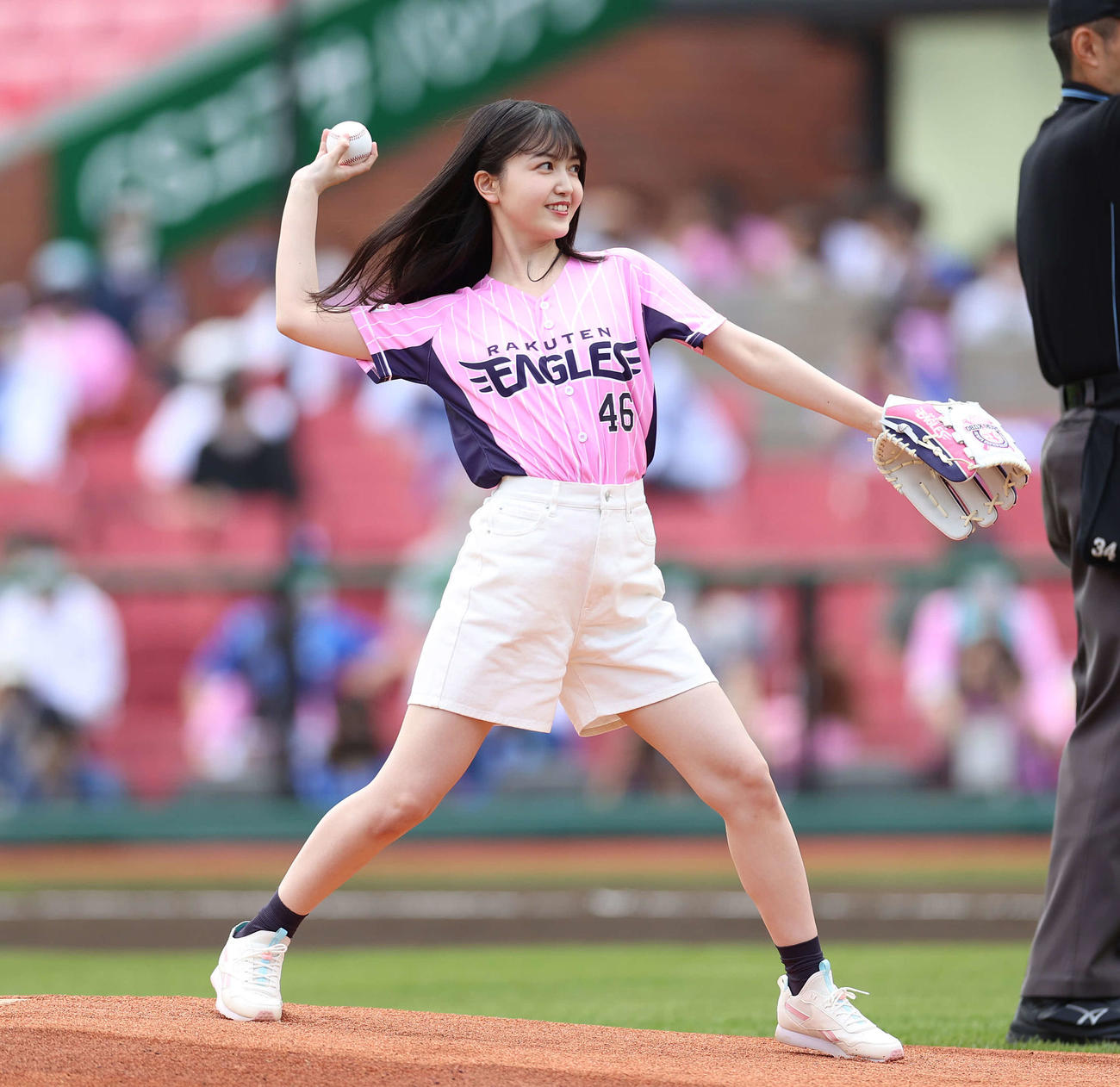 楽天対DeNA　始球式を行った乃木坂46の久保史緒里（2021年5月30日撮影）