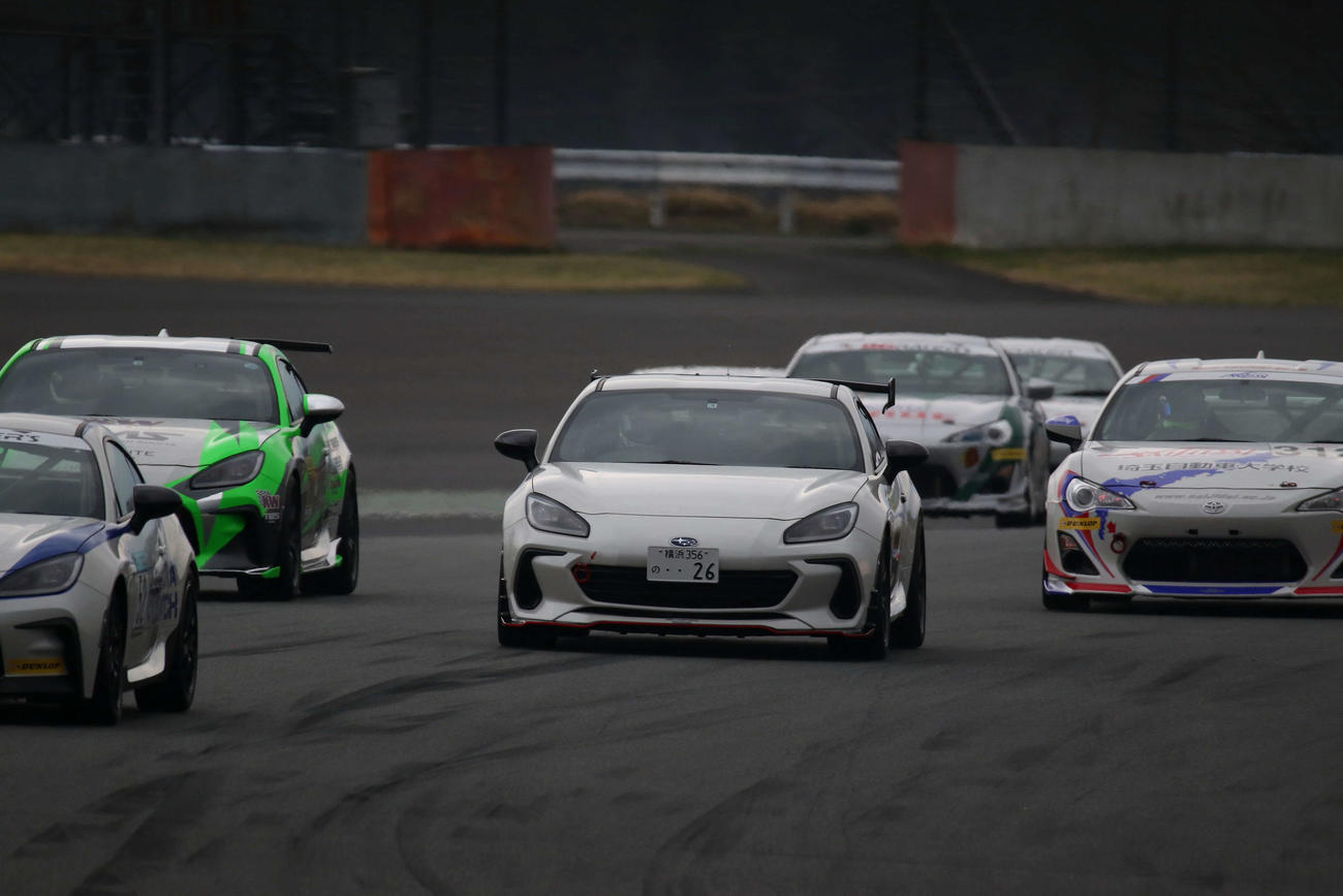 富士スピードウェイで4月2日に行われた富士86BRZチャレンジカップにスポット参戦し、優勝した中澤卓也（中央）