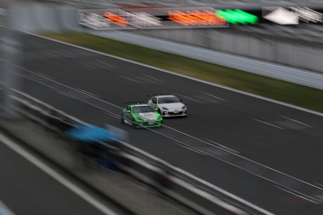 富士スピードウェイで4月2日に行われた富士86BRZチャレンジカップにスポット参戦し、優勝した中澤卓也（右）