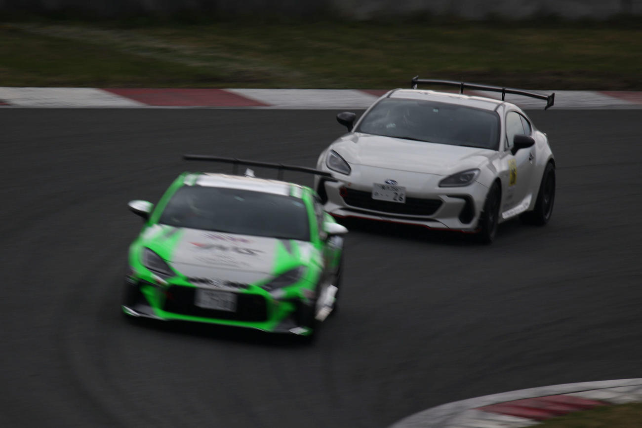 富士スピードウェイで4月2日に行われた富士86BRZチャレンジカップにスポット参戦し、優勝した中澤卓也（後方の車）