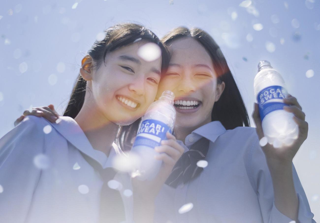 大塚製薬「ポカリスエット」CMに初のダブルヒロインで登場する椿（左）池端杏慈