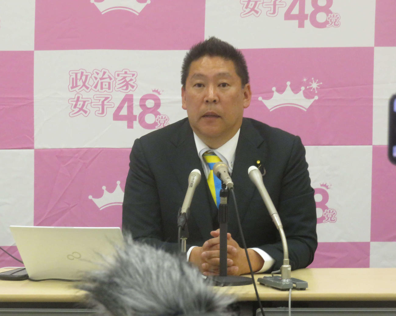 政治家女子48党の立花孝志前党首は党首に復帰し、大津綾香党首を除名することなどを発表した（撮影・大上悟）