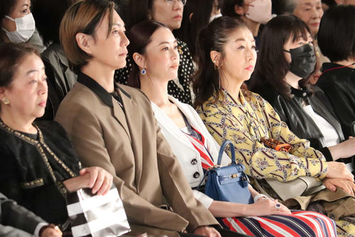 「JUN ASHIDA AUTUMN WINTER COLLECTION 2023-2024」を鑑賞した観月ありさ(中央)と夫の青山光司氏(左から2人目)(撮影・加藤理沙)