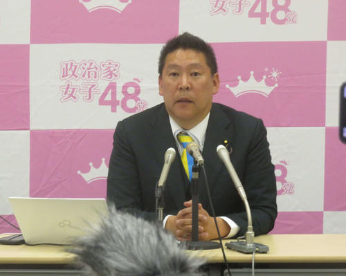 政治家女子48党の立花孝志前党首は党首に復帰し、大津綾香党首を除名することなどを発表した(撮影・大上悟)