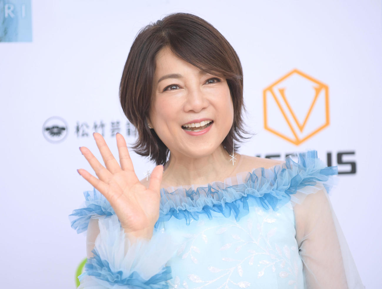 囲み取材で、笑顔で手をふる堀ちえみ（撮影・滝沢美穂子）