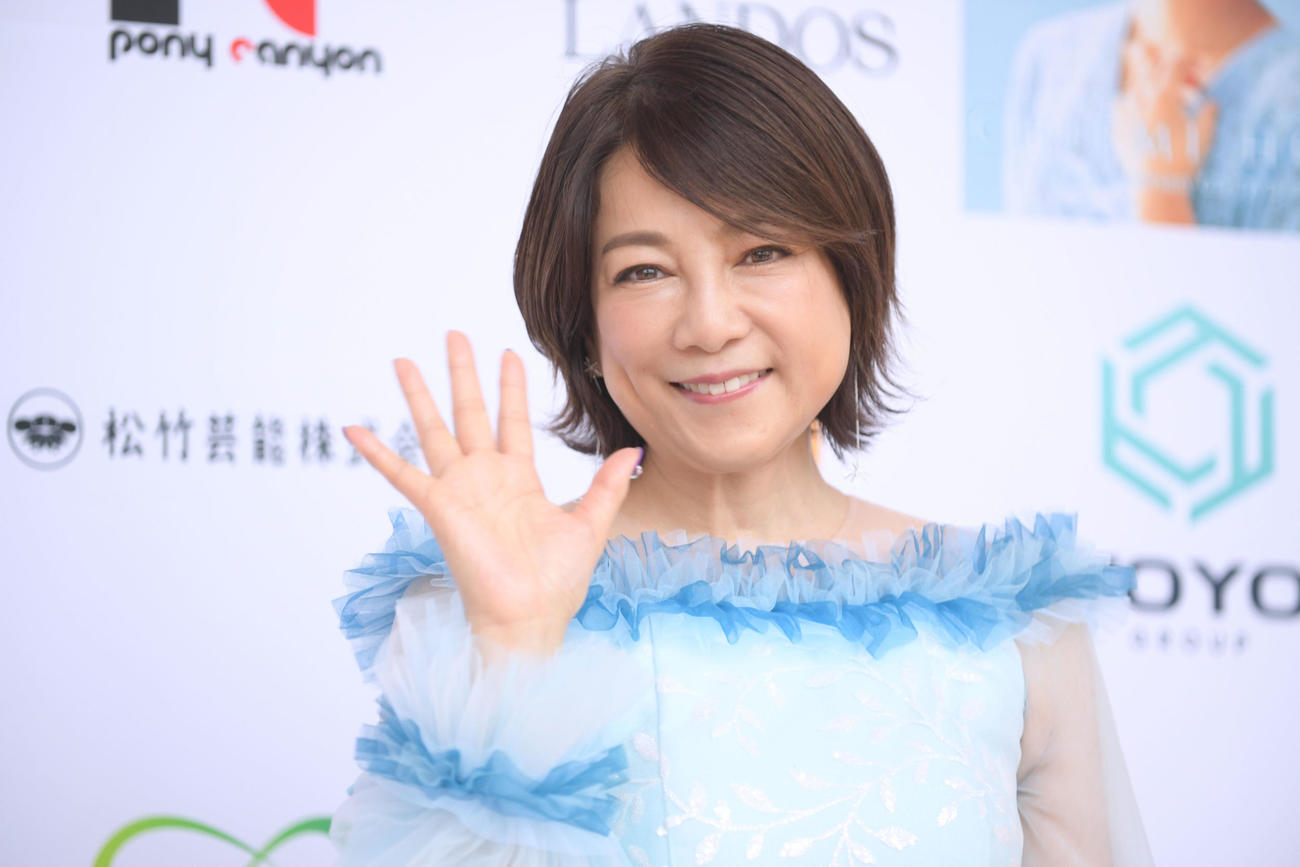 囲み取材で、笑顔で手をふる堀ちえみ（撮影・滝沢美穂子）