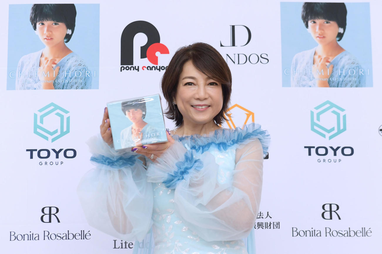 凱旋ライブ前、囲み取材を行う堀ちえみ（撮影・滝沢美穂子）