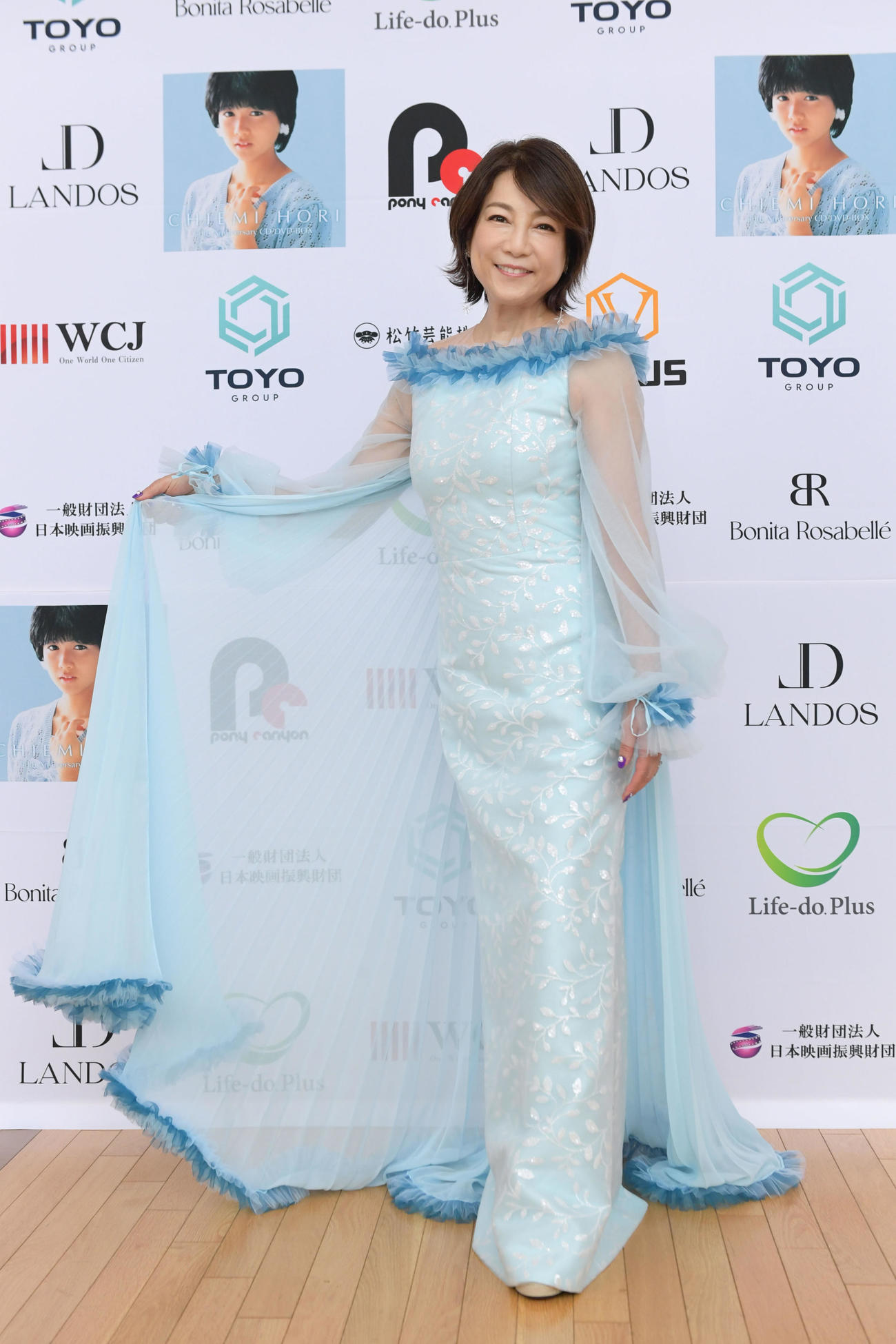 凱旋ライブ前、青いロングドレスで囲み取材を行う堀ちえみ（撮影・滝沢美穂子）