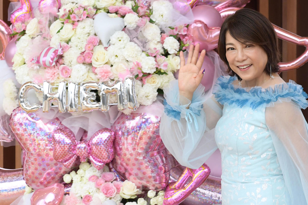 囲み取材で、笑顔で手をふる堀ちえみ（撮影・滝沢美穂子）