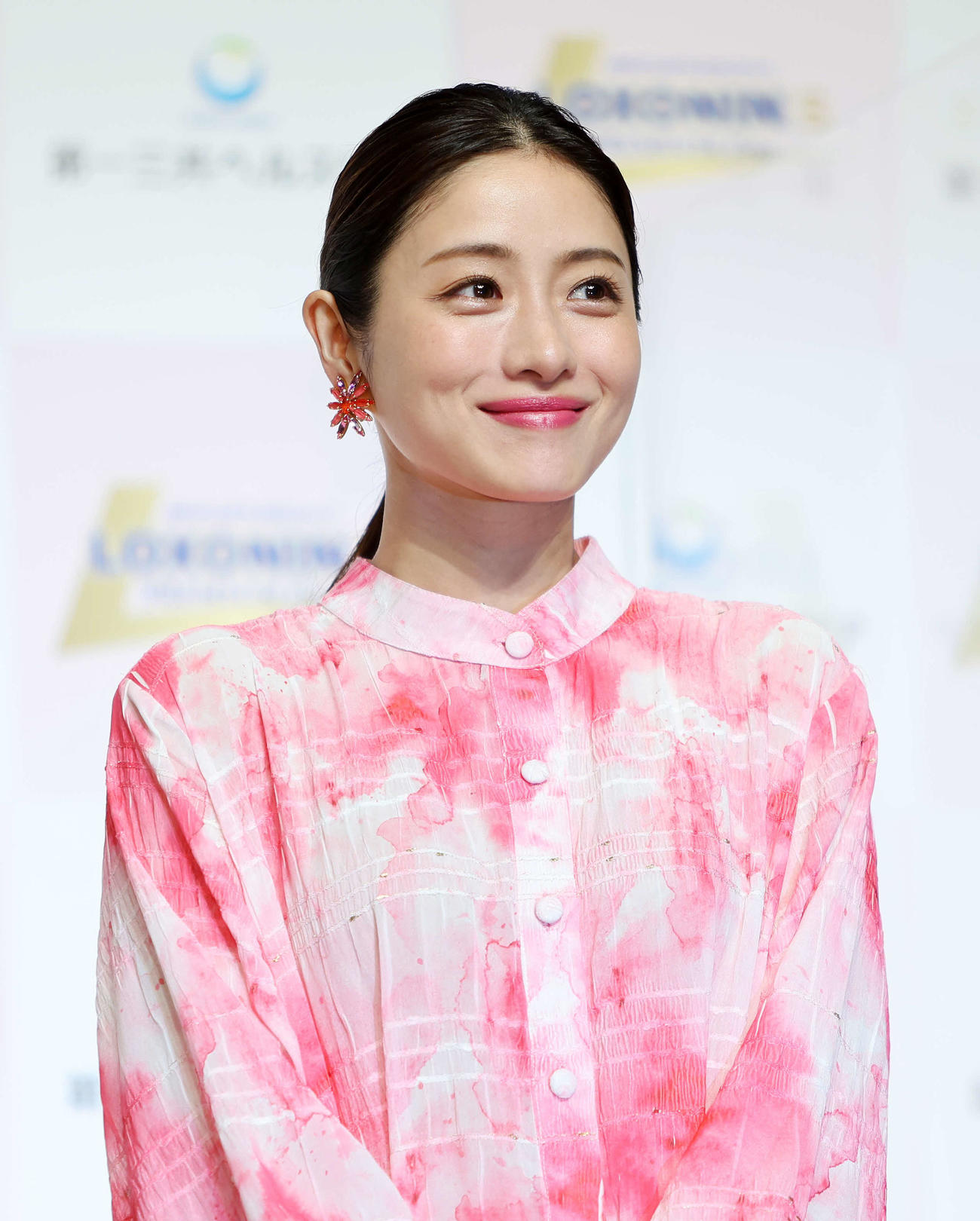 新CM発表会に登壇し笑顔を見せる石原さとみ（撮影・鈴木正人）