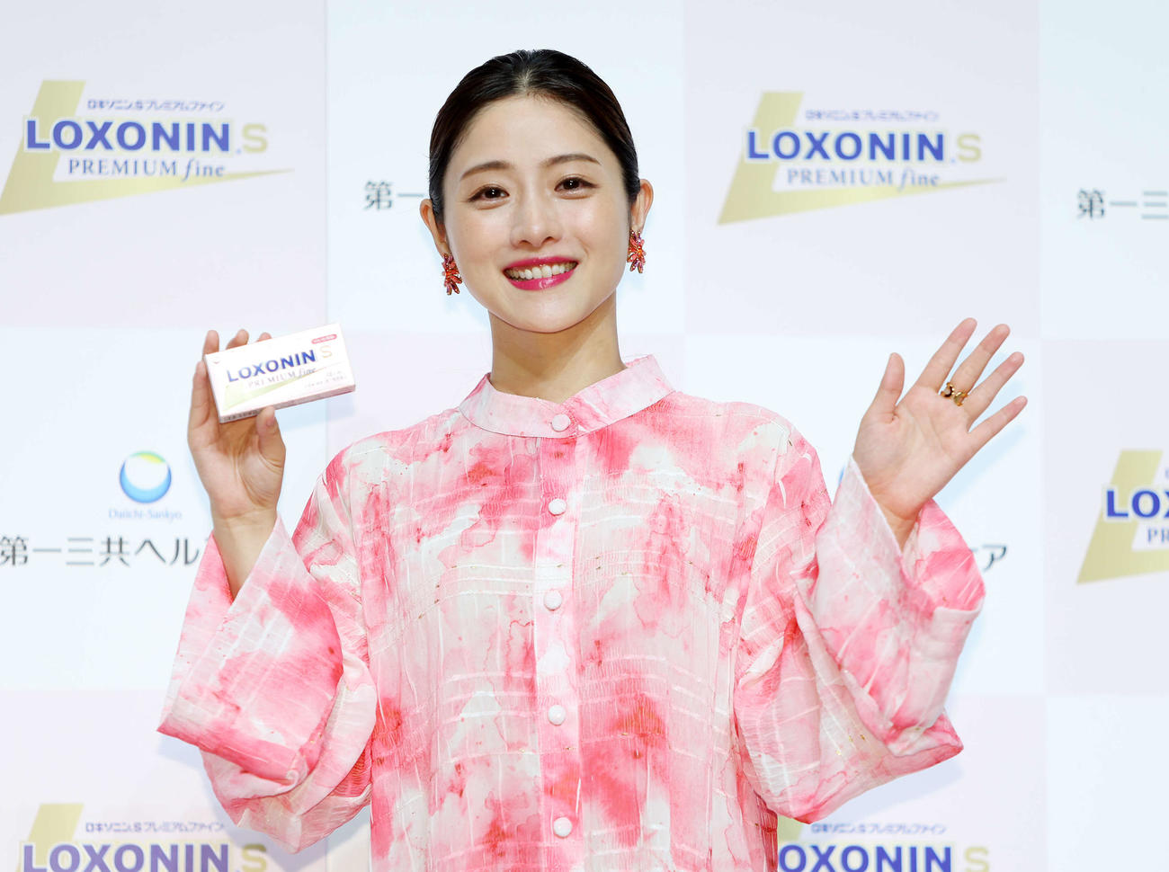 新CM発表会で笑顔を見せる石原さとみ（撮影・鈴木正人）