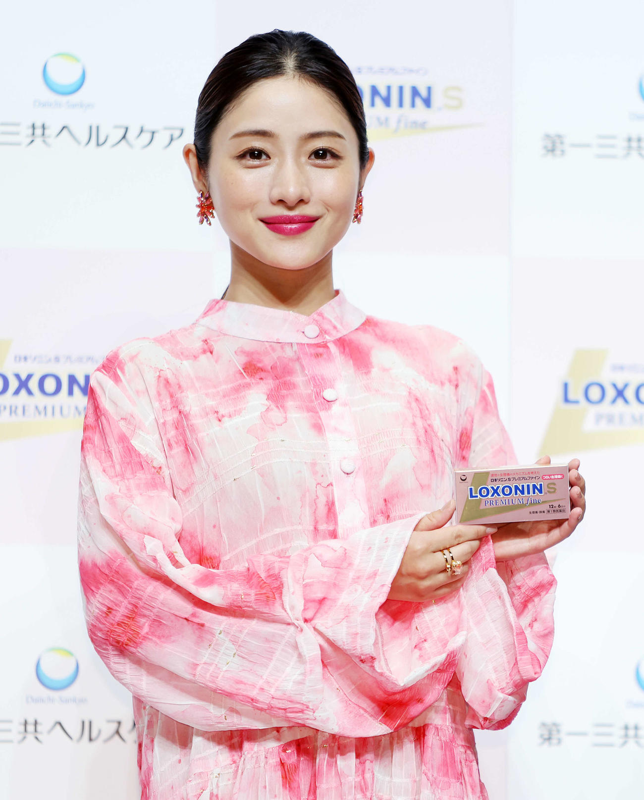 新CM発表会で笑顔を見せる石原さとみ（撮影・鈴木正人）