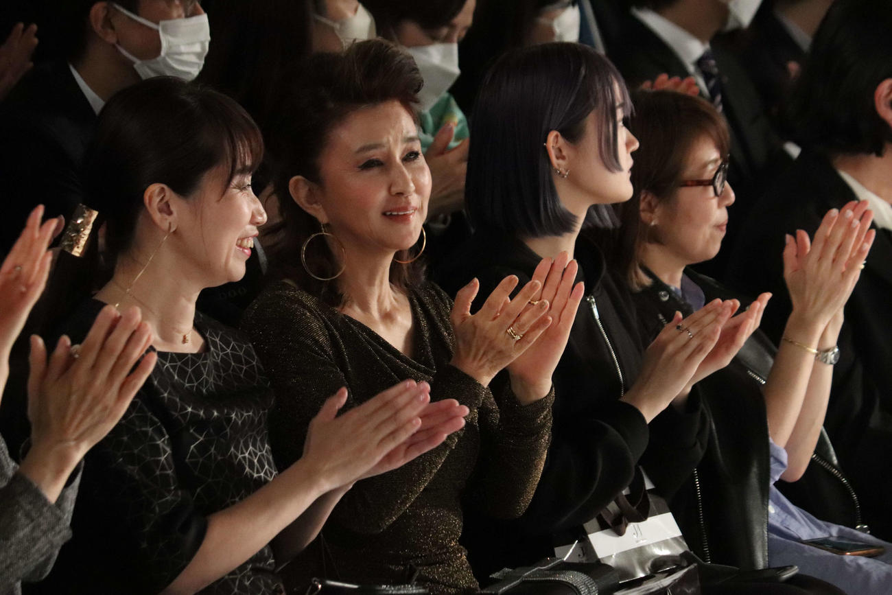 「JUN ASHIDA AUTUMN WINTER COLLECTION 2023－2024」で拍手を送る秋吉久美子（左から2人目）（撮影・加藤理沙）