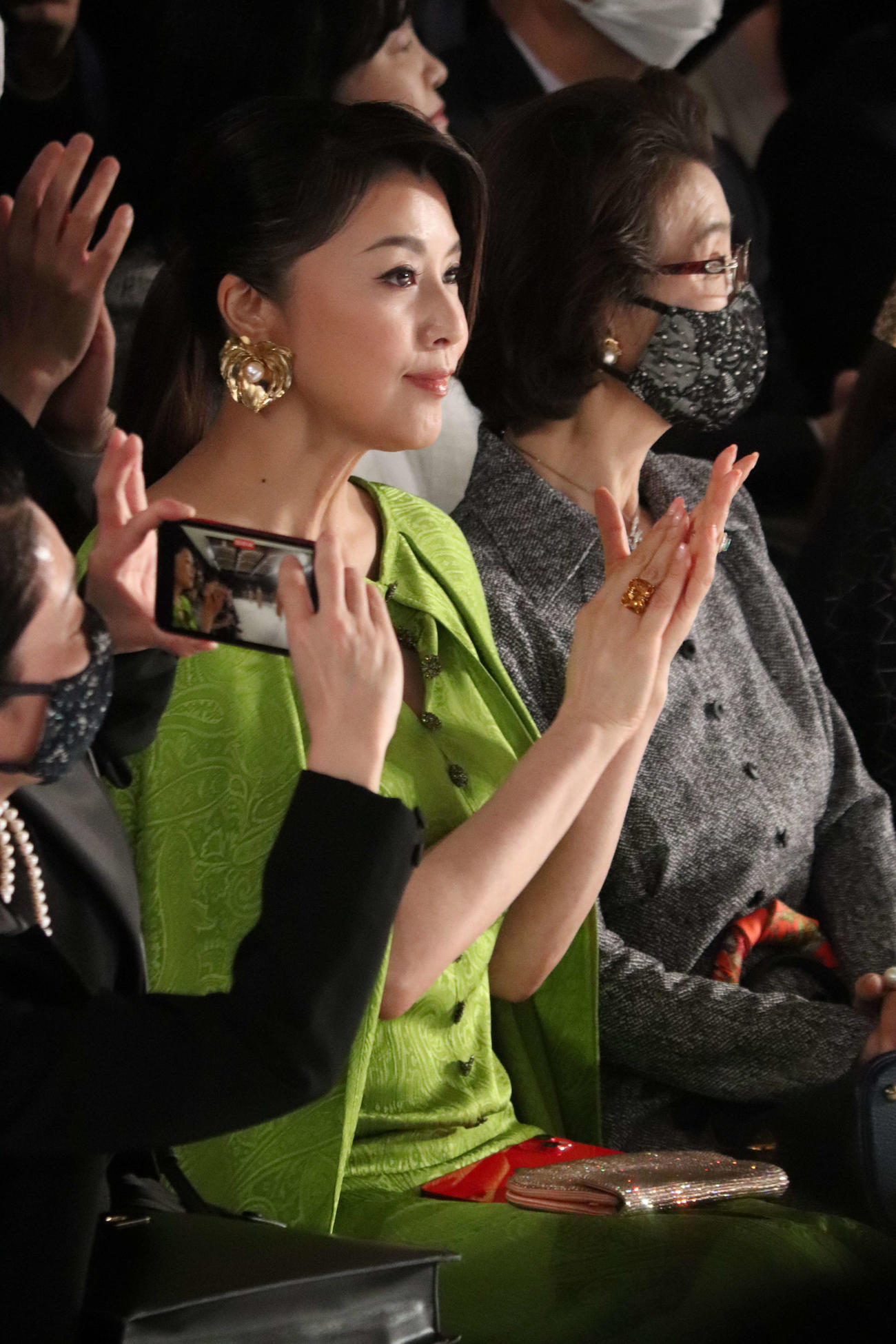 「JUN ASHIDA AUTUMN WINTER COLLECTION 2023－2024」に拍手を送る藤原紀香（撮影・加藤理沙）