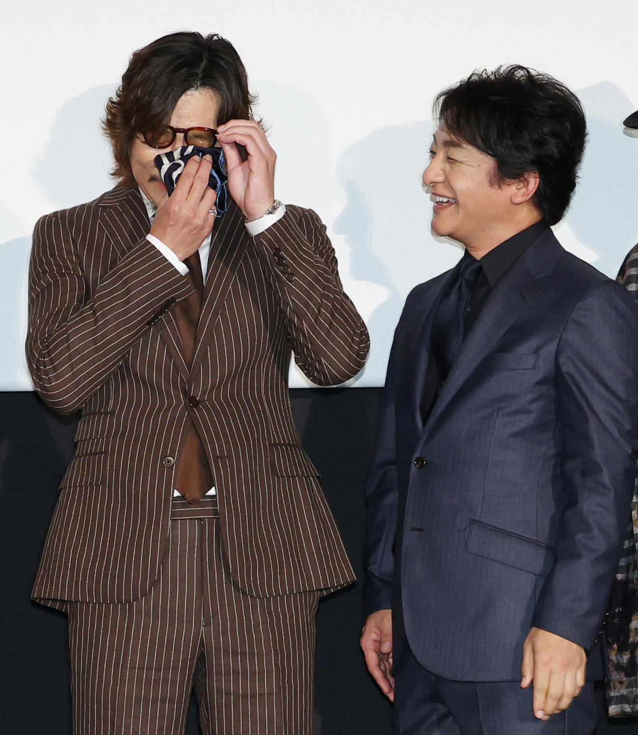 映画「藤枝梅安2」舞台あいさつで片岡愛之助（右）の差し出したハンカチで汗を拭う豊川悦司（撮影・中島郁夫）
