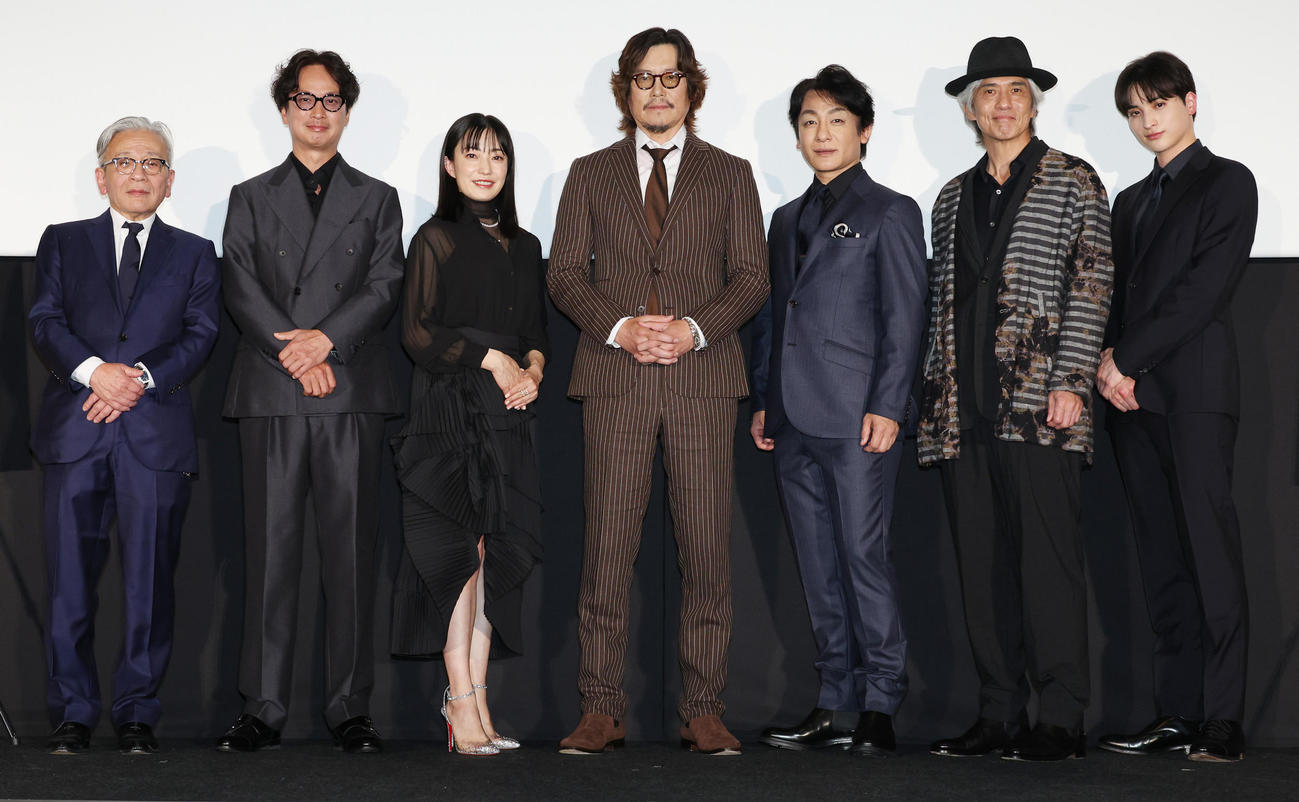 映画「藤枝梅安2」舞台あいさつを行う、左から河毛俊作監督、椎名桔平、菅野美穂、豊川悦司、片岡愛之助、佐藤浩市、一ノ瀬颯（撮影・中島郁夫）