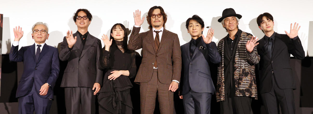 映画「藤枝梅安2」舞台あいさつを行う、左から河毛俊作監督、椎名桔平、菅野美穂、豊川悦司、片岡愛之助、佐藤浩市、一ノ瀬颯（撮影・中島郁夫）