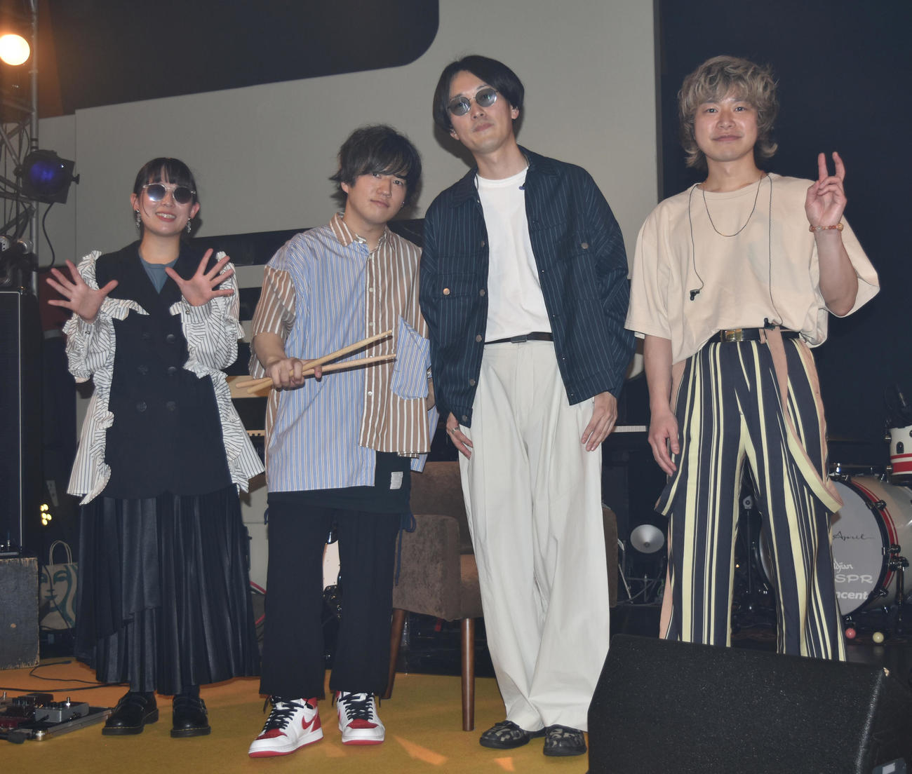 メジャーデビュー記念ワンマンライブを開催したGOOD BYE APRIL。左からベース延本文音、ドラムつのけん、ボーカル倉品翔、ギター吉田卓史