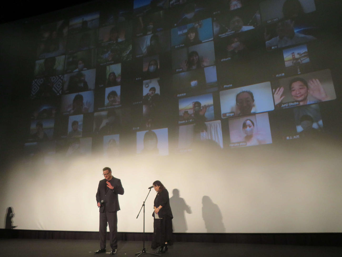 米映画「ザ・ホエール」初日舞台あいさつで、劇中の設定にちなみ、Zoomでつながり、スクリーンに映し出された全国42人のファンに手を振るブレンダン・フレイザー（撮影・村上幸将）