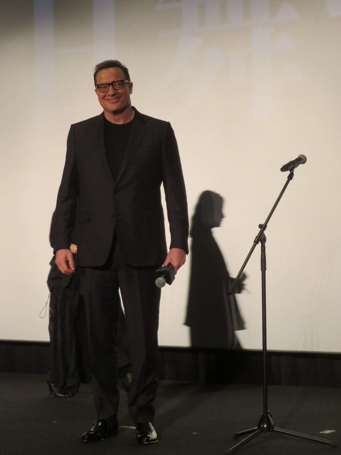 米映画「ザ・ホエール」初日舞台あいさつで客席に笑顔を見せるブレンダン・フレイザー（撮影・村上幸将）