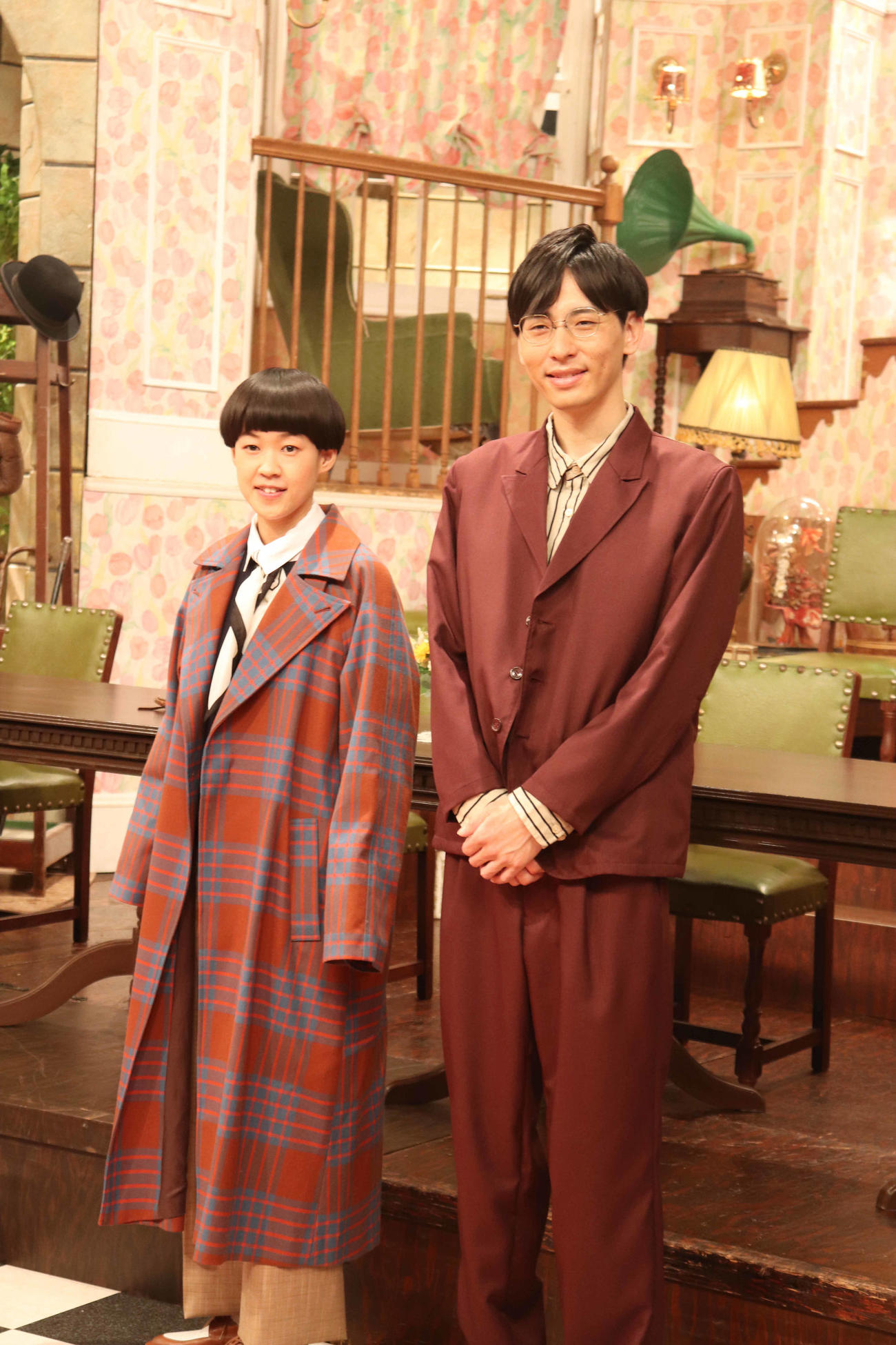 新探偵に就任した、左から桂二葉、カベポスター永見大吾（撮影・竹本穂乃加）