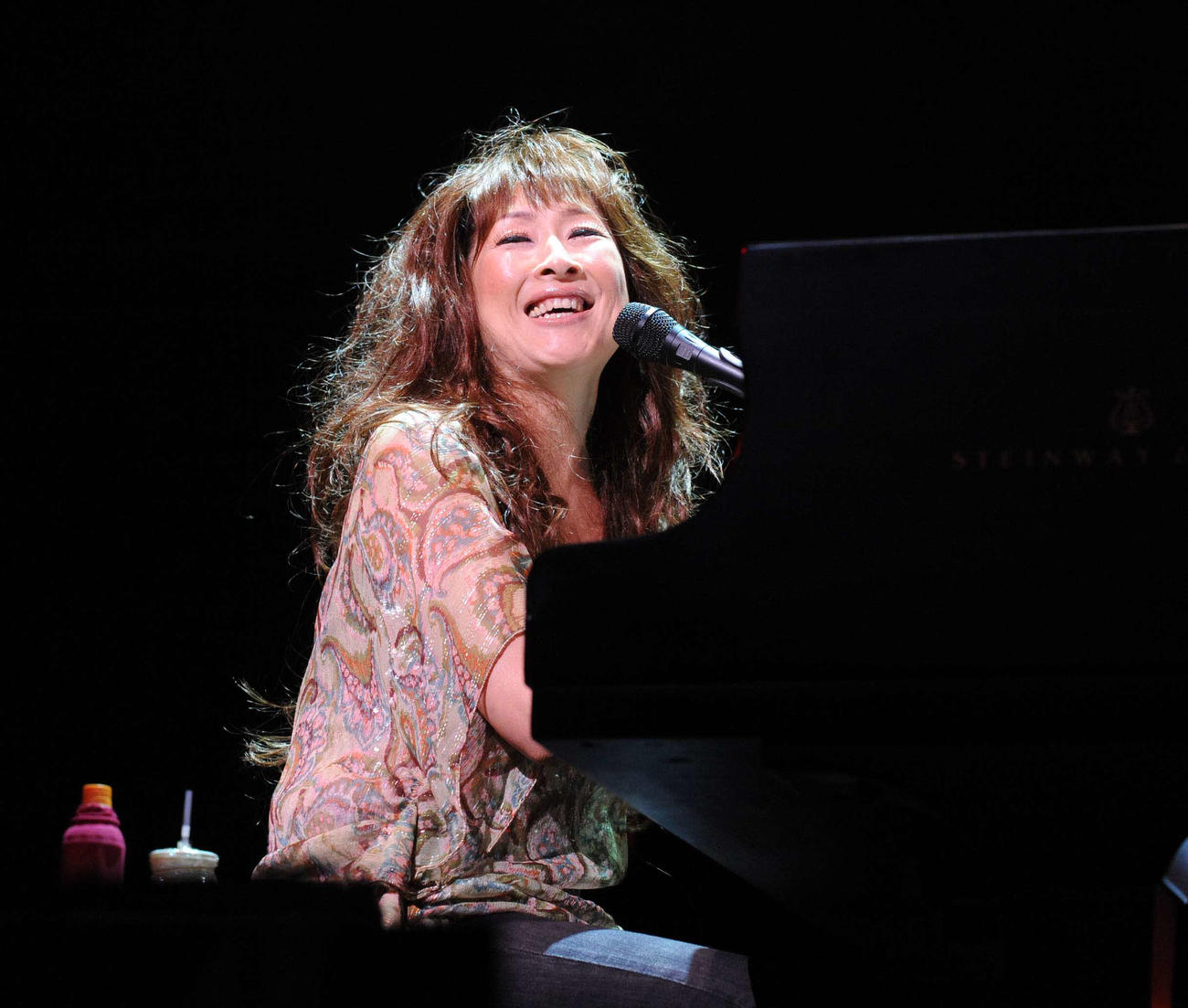 2008年12月、コンサートで観客を魅了する矢野顕子